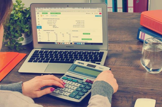Planilha de custos e calculadora sobre a mesa de um escritório